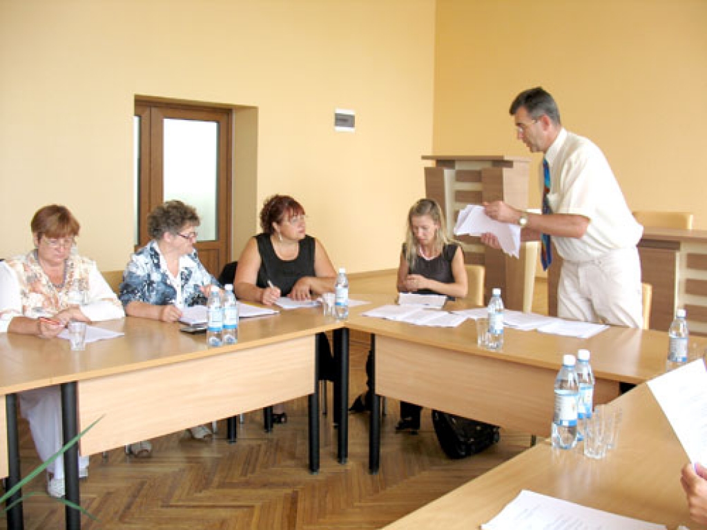 Bauskas novada Domes Izglītības, kultūras un sporta lietu komitejas priekšsēdētājs Raitis Ābelnieks pirms sēdes deputātiem izsniedz lēmumu projektus. 
Autors: Vilnis Auzāns