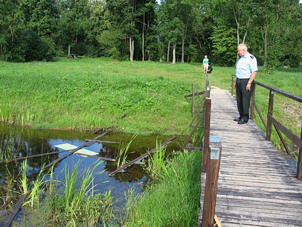 Salauztās tiltiņa margas, arī durvis samestas ūdenī. 
Autors: Vilnis Auzāns