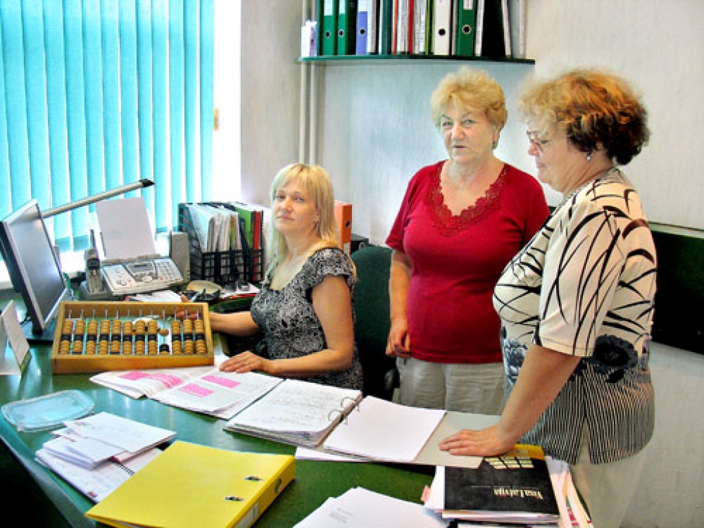 Pēc desmit dienu gaidīšanas un vēršanās pēc palīdzības «Bauskas Dzīvē», pilsētas Tautas nama darbinieki beidzot saņēmuši algu par jūliju. Par to priecājas grāmatvede Sigita Vaitaite (no kreisās), direktora vietas izpildītāja Nora Trasūne un lietvede Lilita Almane. 
Autors: Vilnis Auzāns