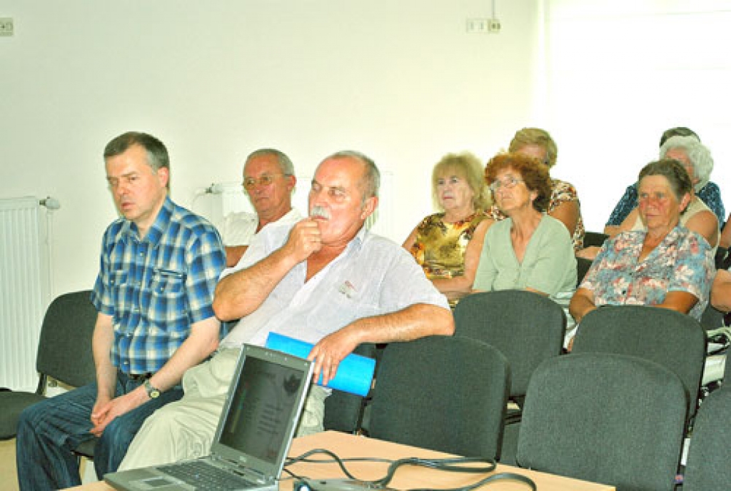 Vītolu ielas 2. mājas vecākais Pēteris Rauduve (otrais no kreisās) cer, ka iedzīvotāji pieņems «Sun Energy Baltic» piedāvājumu. Savukārt Vītolu ielas 8. mājas vecākais Antons Kotāns (trešais no kreisās) jau gandrīz desmit gadu meklē labāko renovācijas iespēju. 
Autors: Uldis Varnevičs