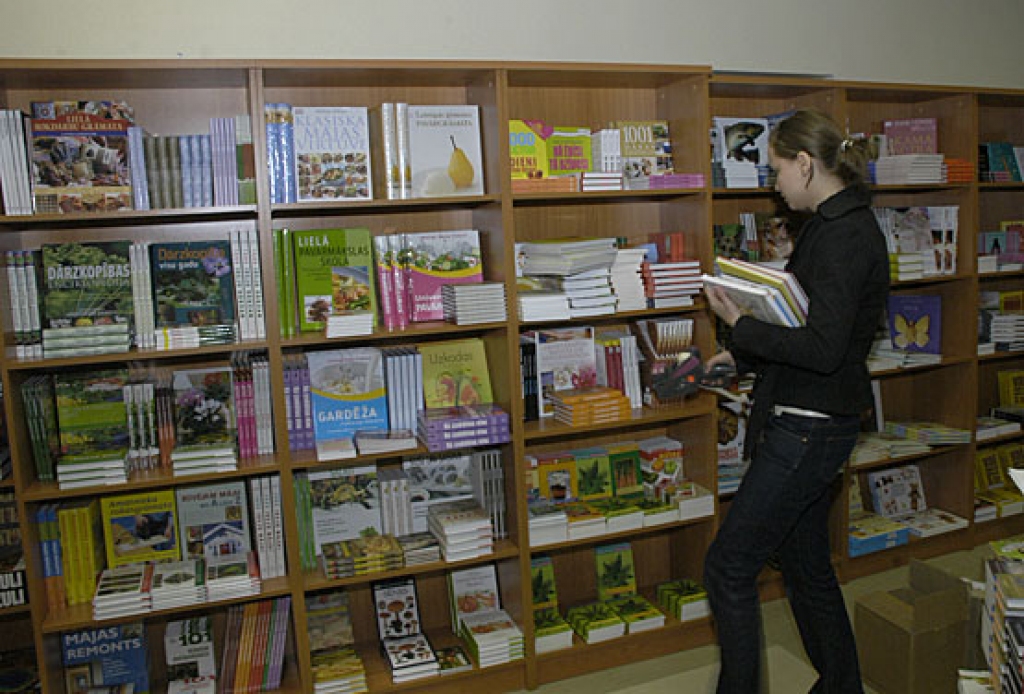 Saskaņā ar 2009. gada 16. jūnijā Saeimā pieņemtajiem grozījumiem likumā «Par pievienotās vērtības nodokli» mācību grāmatu un oriģinālliteratūras izdevumu piegādēm tika noteikta samazināta PVN likme. Noteikumi paredz, ka par oriģinālliteratūras izdevumu uzskata literātu darbu – daiļliteratūru, bērniem domāto literatūru, zinātnisko un populārzinātnisko literatūru, uzziņu literatūru, reliģisko literatūru, memuārliteratūru un to tulkojumu. Saskaņā ar Ministru kabineta noteikumiem atzinumu par grāmatu atbilstību mācību literatūras un oriģinālliteratūras statusam nosaka Latvijas Nacionālā bibliotēka.
Autors: No «Bauskas Dzīves» arhīva.