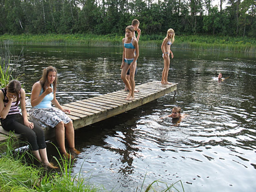  Nometnes „Bauskas vasara” noslēguma piknikā jaunieši varēja baudīt arī ūdens priekus Mēmelē.
Autors: Vilnis Auzāns