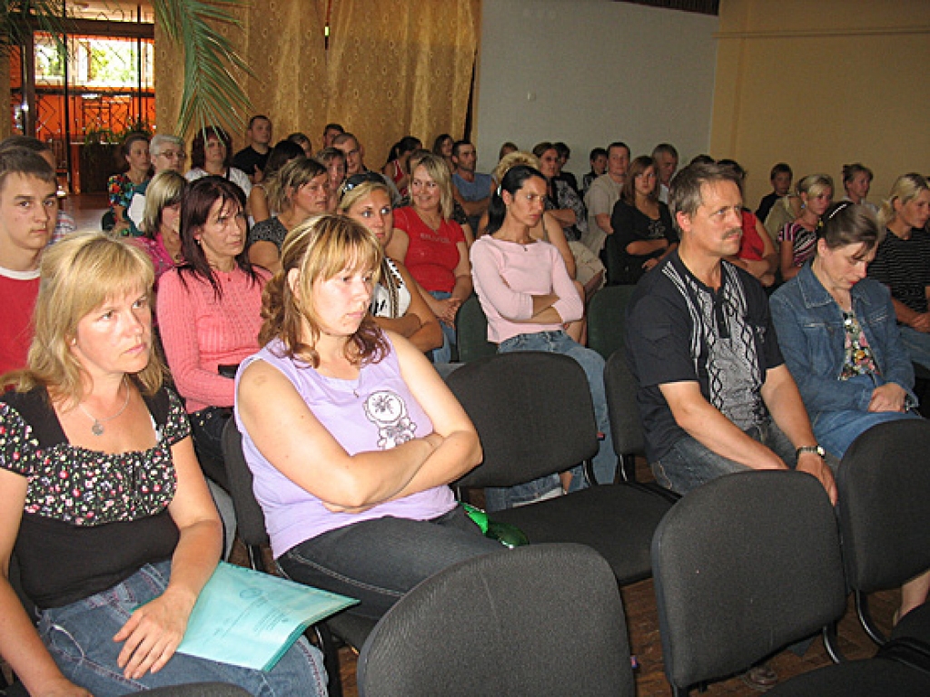 Bērzu pamatskolas zālē bija sanākuši lielākā daļa audzēkņu vecāku. 
Autors: Vilnis Auzāns