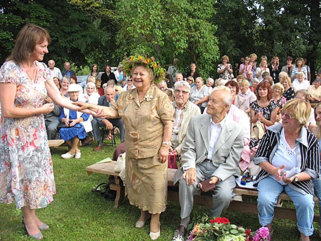 Muzeja «Zvanītāju Bukas» vadītāja Dace Anna Paegle (no kreisās) sveic prēmiju saņēmējus Maigu Grīnbergu un Ēriku Brītiņu. 
Autors: Vilnis Auzāns
