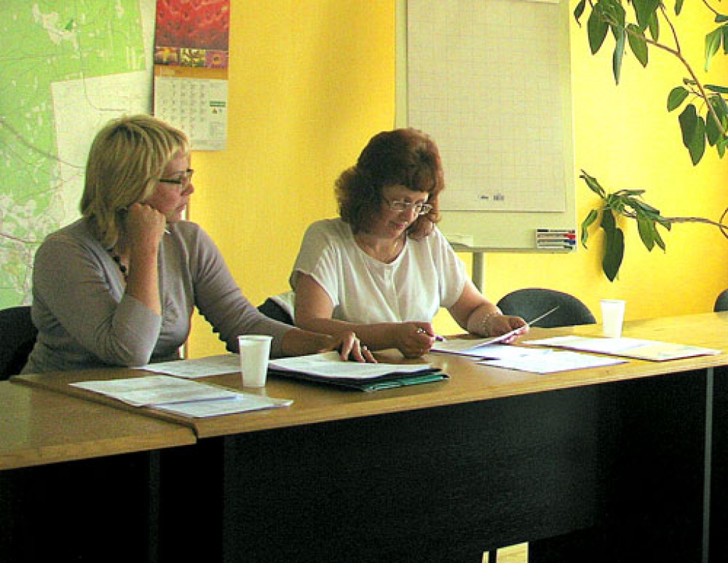 Beāte Mīlgrāve (no kreisās), Izglītības, kultūras un sporta komitejas locekle, uzskata, ka tuvākā laikā jādomā, kurš novadā veiks izglītības metodiķa pienākumus. Kolēģe Irīna Freimane, kura ir sākumskolas «Dartija» direktore, vispirms vēlas redzēt vairāku risinājumu izmaksu salīdzinājumu.
Autors: Juris Iļņickis