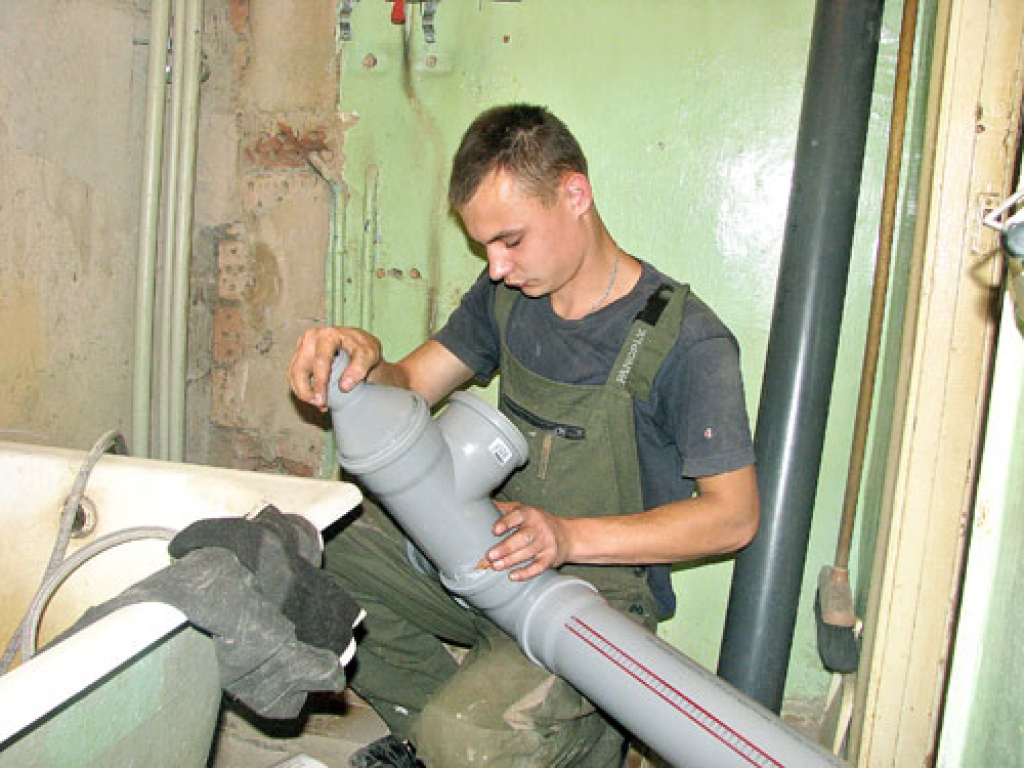 Iecavas ciema Tirgus ielas 7a namā remonta iespējas tiek izmantotas maksimāli. Caurules jau uzstādītas, un SIA «Gastex» strādnieks Jānis Calītis gatavo uzstādīšanai kanalizācijas stāvvada cauruli.
Autors: Juris Iļņickis