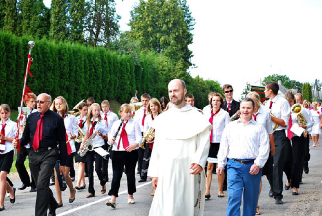 Svētku gājiena dalībniekus, skaistkalniešus un viesus, uzmundrināja Skaistkalnes pūtēju orķestris, kuru vada Jānis Kalniņš (no kreisās).
Autors: Uldis Varnevičs