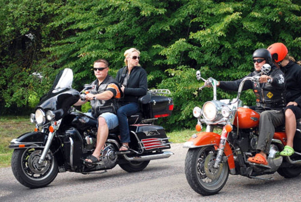 Motociklistu kluba «Bucefals» biedri dodas cauri Skaistkalnei, no kreisās – Normunds Kuzma ar līdzbraucēju Evitu Brenci un kluba prezidents Renārs Volkovs ar līdzbraucēju Elīnu. 
Autors: Uldis Varnevičs