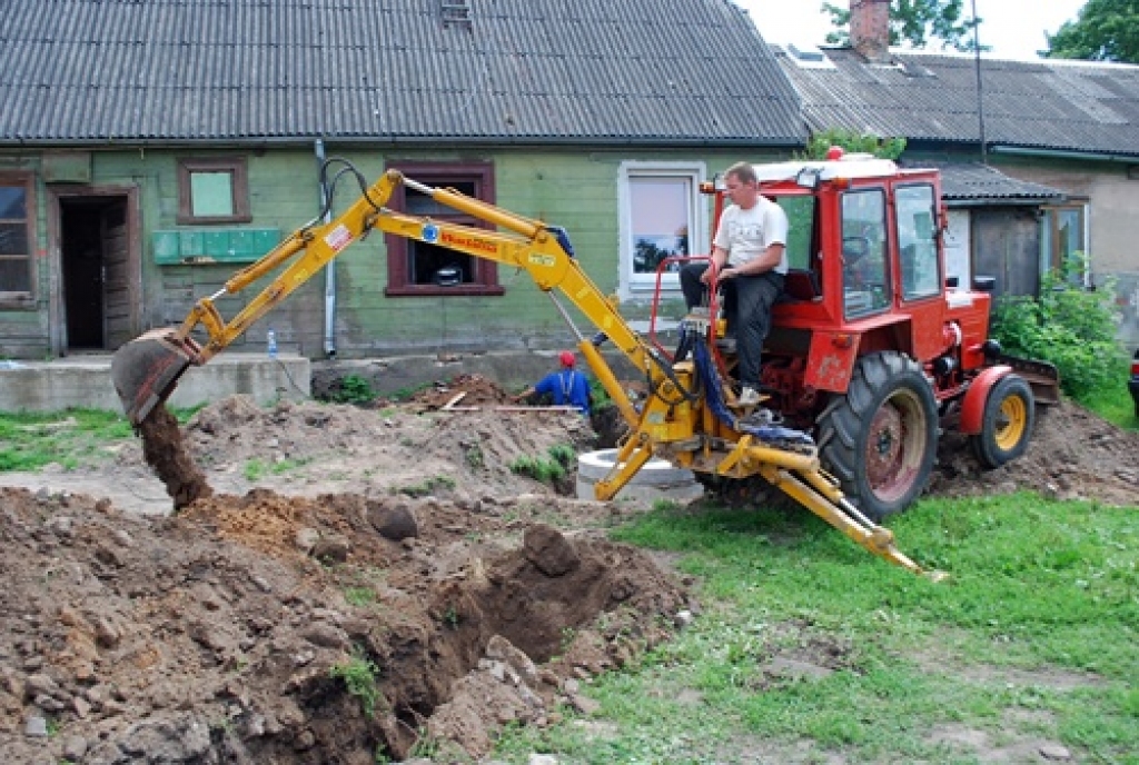 Ar mazo ekskavatoru strādā Intars Červinskis. Izmantojot šo tehniku, darbi sokas raitāk un kvalitatīvāk.  
Autors: Uldis Varnevičs