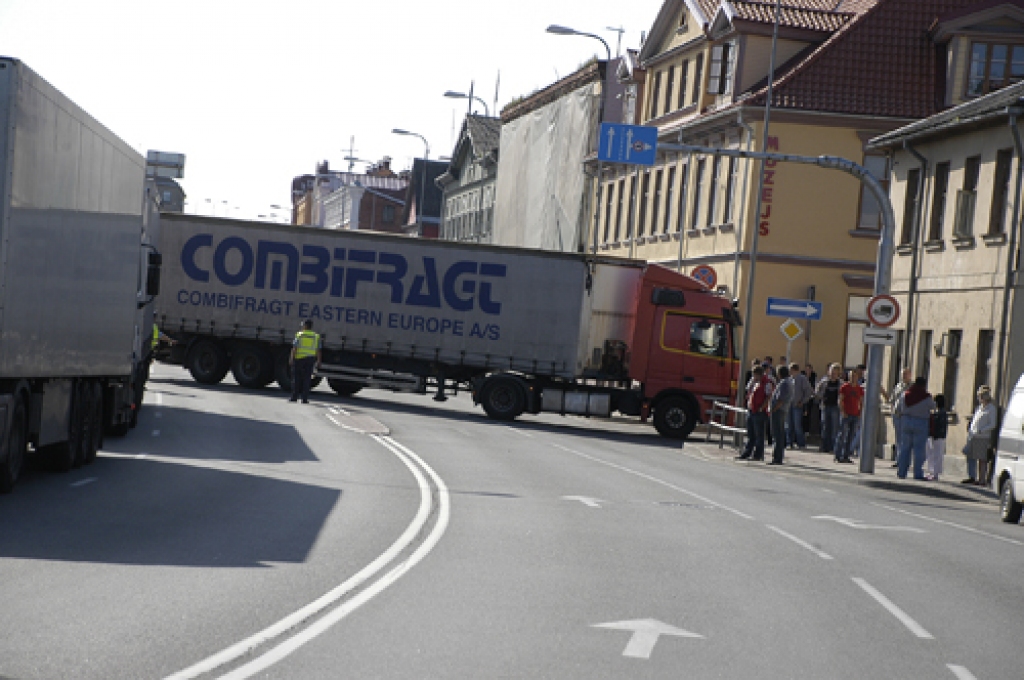 Pikets 31. augustā pulksten 10 sācies uz Mēmeles tilta Bauskā, turpinājās arī uz Mūsas tilta. Satiksme bloķēta ir joprojām (plkst. 13.30). Sapulcējušies ļaudis ir mierīgi, bet pārliecināti par savām tiesībām uz medicīnisko aprūpi un...