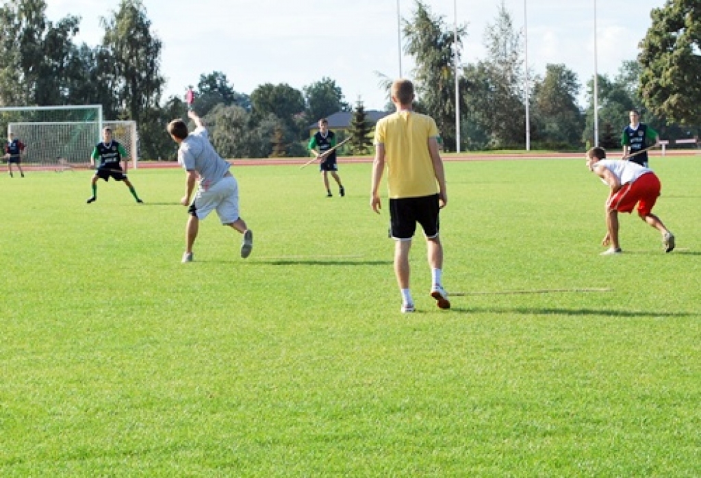 29. un 30. augustā Bauskā viesojās ripkas spēles komanda «Plateliai» no Lietuvas pilsētas Pluņģes. Ritēja arī spēle starp baušķeniekiem un viesiem. Lietuvieši uzvarēja ar rezultātu 16:5.

Ripkas spēle ir ļoti sena un apvieno daudzu citu...
Autors: Uldis Varnevičs