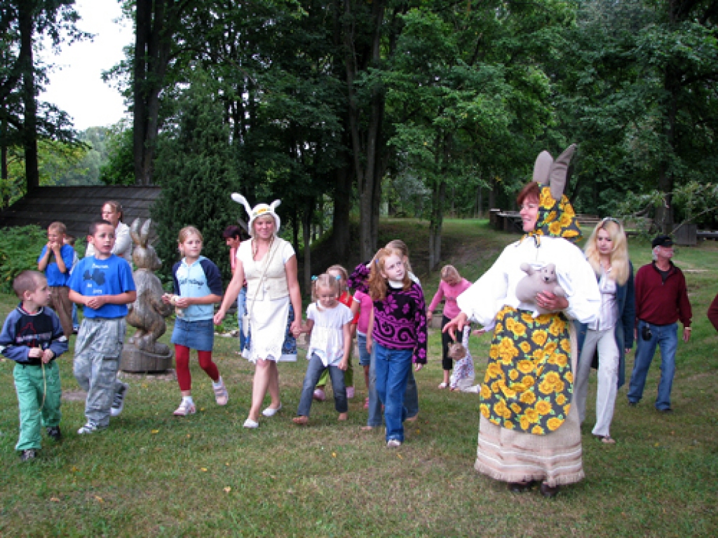 Ģimenes ar bērniem Viļa Plūdoņa «Lejeniekos» 29. augustā vairākas stundas pavadīja aktīvās nodarbībās. Tas bija Pestīšanas Armijas Bauskas korpusa sporta grupas «Zvaigzne» dalībnieku rīkots pasākums kuplākām ģimenēm, kam ikdienā un svētkos...