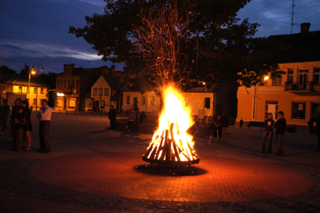 Bauskā sestdien, 22. augustā, piestāja Baltijas Asamblejas (BA) deputātu grupa, kas mēroja ceļu Tallina–Rīga–Viļņa. Triju valstu parlamentārieši «Baltijas ceļa» atcerei bija izveidojuši īpašu programmu. Bauska parlamentāriešu ceļā bija...