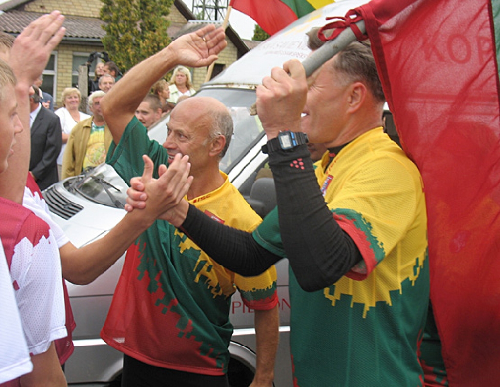 Grenctālē precīzi noteiktajā laikā – 23. augustā plkst. 12.27, ieradās skrējiena «Sirdspuksti Baltijai» dalībnieki no Lietuvas. Sirsnīgs rokas spiediens, stafete nodota, tālāk skrējiens jau rit pa Latviju, lai plkst. 20 beigtos Rīgā pie...
Autors: Vilnis Auzāns