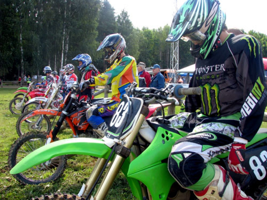 Divas dienas Stelpes pagasta Pīlādžos skanēja motoru rūkoņa. 15. augustā meistarību pārbaudīja vairāk par simt spēkratu vadītājiem, viskuplākā bija iesācēju grupa, kurā sacentās trīsdesmit braucēju. 65 kubikcentimetru motociklu klasē...