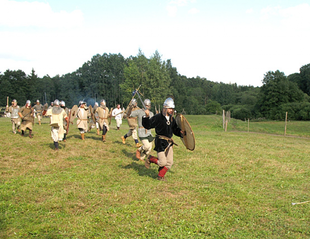 Šajā nedēļas nogalē Tērvetes pilskalnu pāršalca senatnes elpa - lai kaut uz mirkli iejustos Zemgales diženo valdnieku dzimtenē un būtu klāt ikgadējos Zemgaļu svētkos, šurpu devās cilvēki no malu malām.Vīrus, tērptus smagās bruņās vai linu...
Autors: Vilnis Auzāns