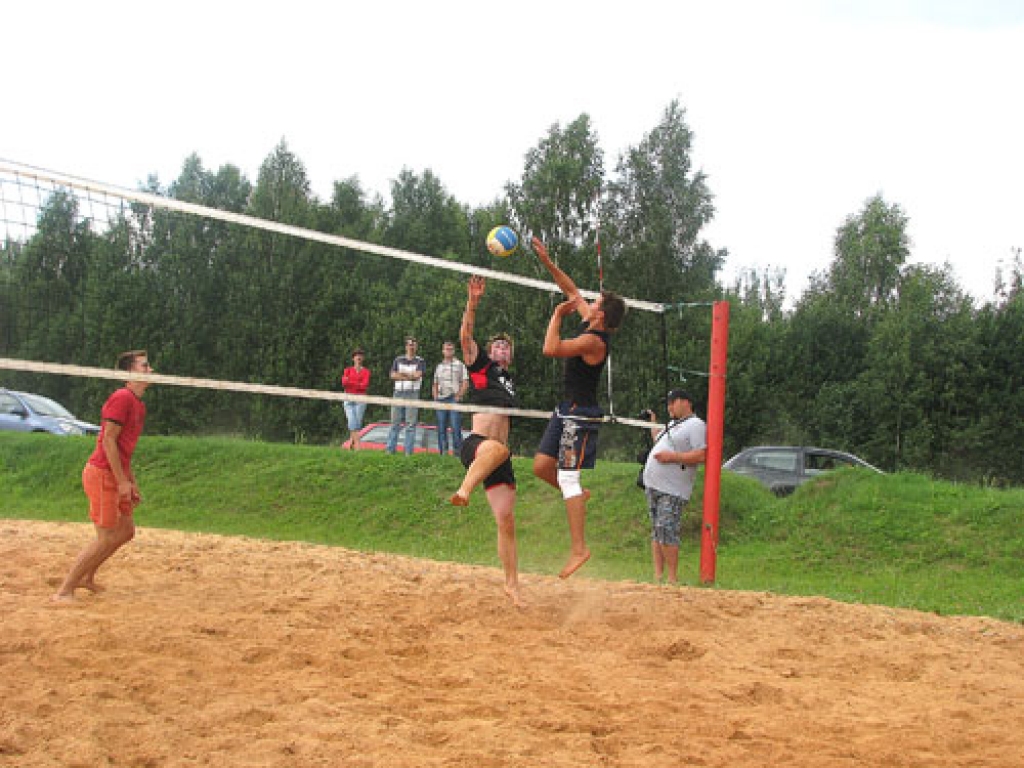 Bauskas rajona čempionātā un Vecumnieku novada kausa izcīņas trešajā posmā pludmales volejbolā 1. augustā sacentās 12 vīriešu komandas. Uzvarēja Pēteris Plūme un Aivars Petruševics, divas nākamās godalgotās vietas ieņēma Ivars Sproģis un...