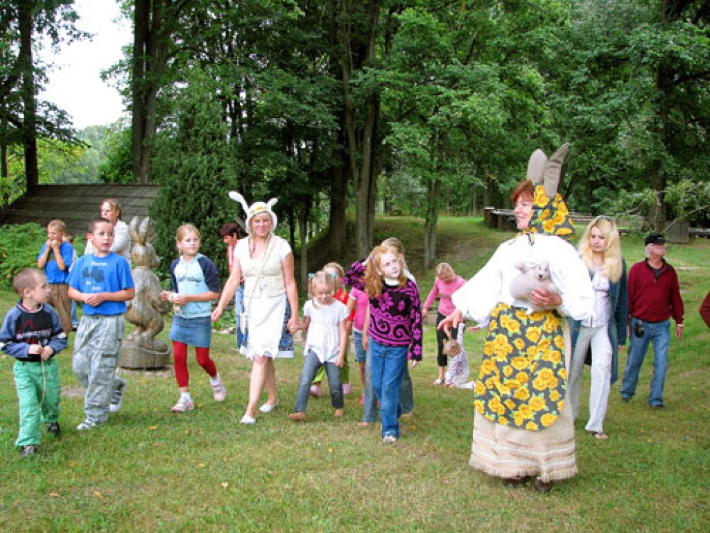 Pārģērbušās par zaķiem, Viļa Plūdoņa muzeja vadītāja Signe Samsone (no kreisās) un Ceraukstes pagasta kultūras darbiniece Inita Gilberte izrādīja atbraukušajiem «Lejenieku» skaisto apkārtni.