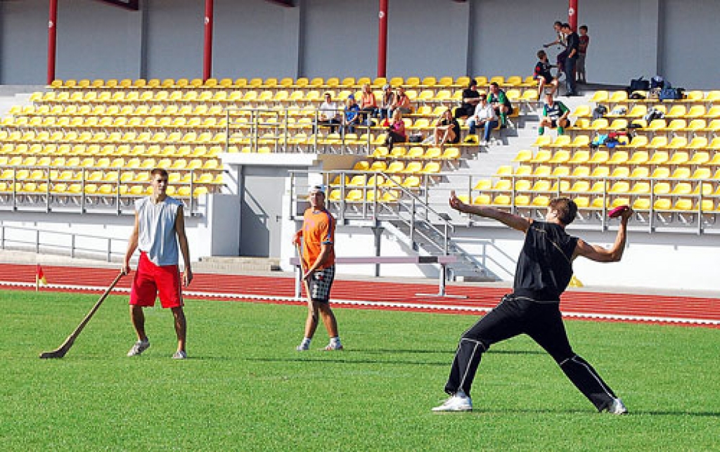 Ripkas spēlē ļoti liela nozīme ir prasmei precīzi aizmest ripu. Nūjas izmanto ripas apturēšanai.