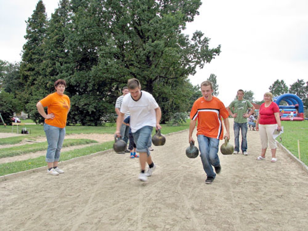 Svaru bumbu nešanā uzvarētājs bija tas, kurš ātrāk veica noteikto attālumu. Pirms cīņas iesildās stelpieši Arvis Grantiņš un Andris Petrovs. 