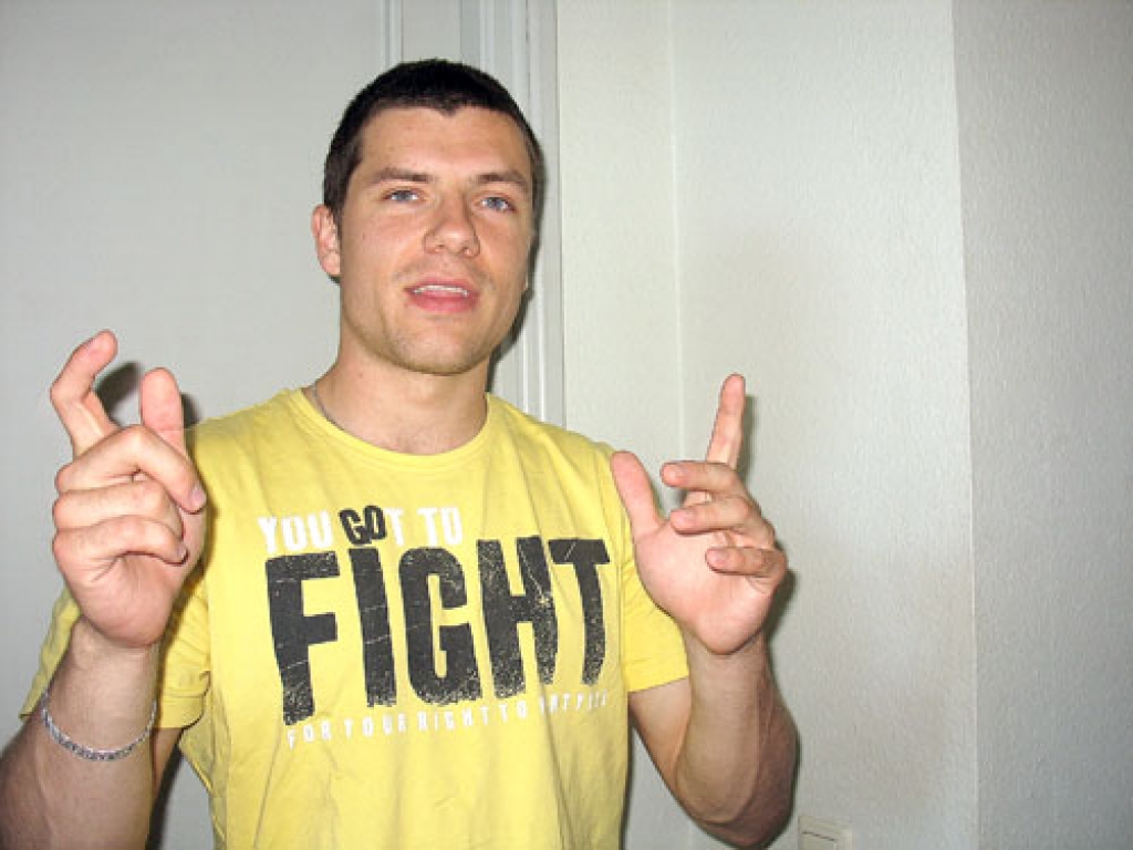 Bruno Bahs pēc dažām dienām uzrunās skolēnus savā pirmajā audzinātāja stundā.