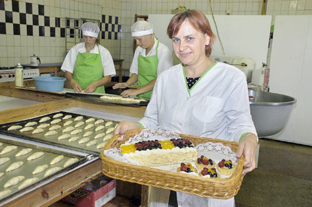 Konditores Zita Alksne (no kreisās) un Zita Balode piepildījušas pannas. Tiklīdz  cepums būs gatavs, nonāks veikalā, stāsta konditorejas vadītāja Iveta Ručkanova. 