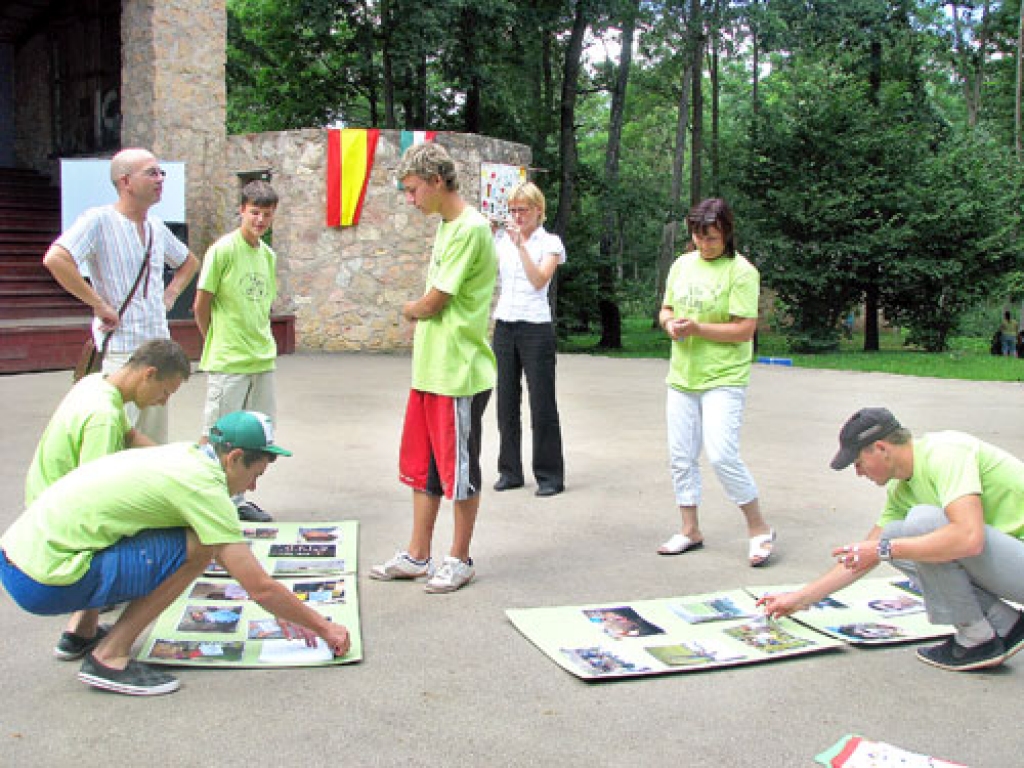 Starptautiskā jauniešu apmaiņas projekta «Dzīves mikslis» dalībnieki un viesi – Jānis (no kreisās), Māris, Īslīces SOS bērnu ciemata direktors Gatis Matulēvičs, Armands, Mārtiņš, Latvijas SOS Bērnu ciematu asociācijas sabiedrisko attiecību speciāliste Dace Dzedone, Iecavas SOS jauniešu mājas vadītāja Dzintra Lazdāne un Bens no Lietuvas – veic pēdējos sagatavošanās darbus pirms noslēguma sarīkojuma Iecavas estrādē. 