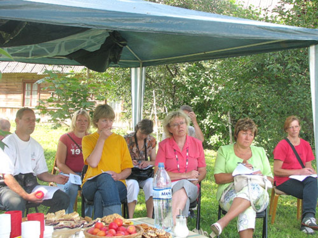 Ceraukstes pagasta zemnieku saimniecības «Ābelītes ZS» pundurābeļu dārzā rīkotajā seminārā interesenti guva apliecinājumu jaunai pieredzei.
