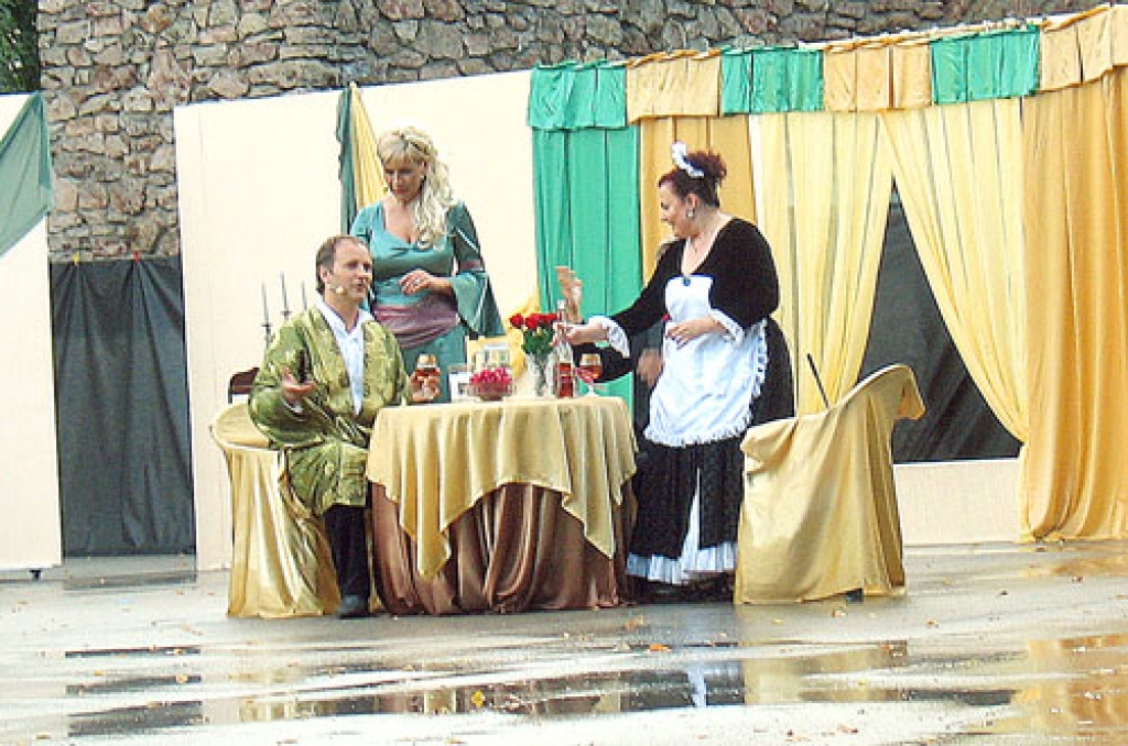 Estrādes grīdu klāja peļķes pēc apmēram pusstundu garas lietusgāzes. Taču aktieriem tas netraucēja spēlēt aizrautīgi. Par to viņi saņēma ieinteresētu publikas līdzi jušanu un aplausus.