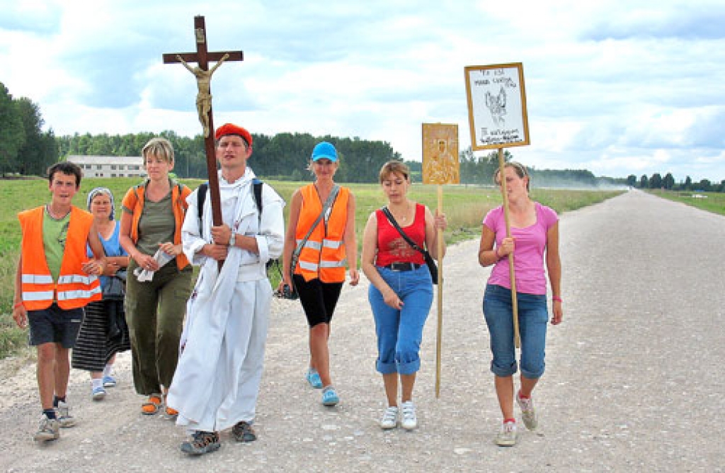 Svētceļnieki no Ventspils, viņu vidū ir arī tēvs Martins Virkovskis no Polijas, 5. augustā sasniedza Skaistkalni, lai pēcāk turpinātu ceļu uz Aglonu.