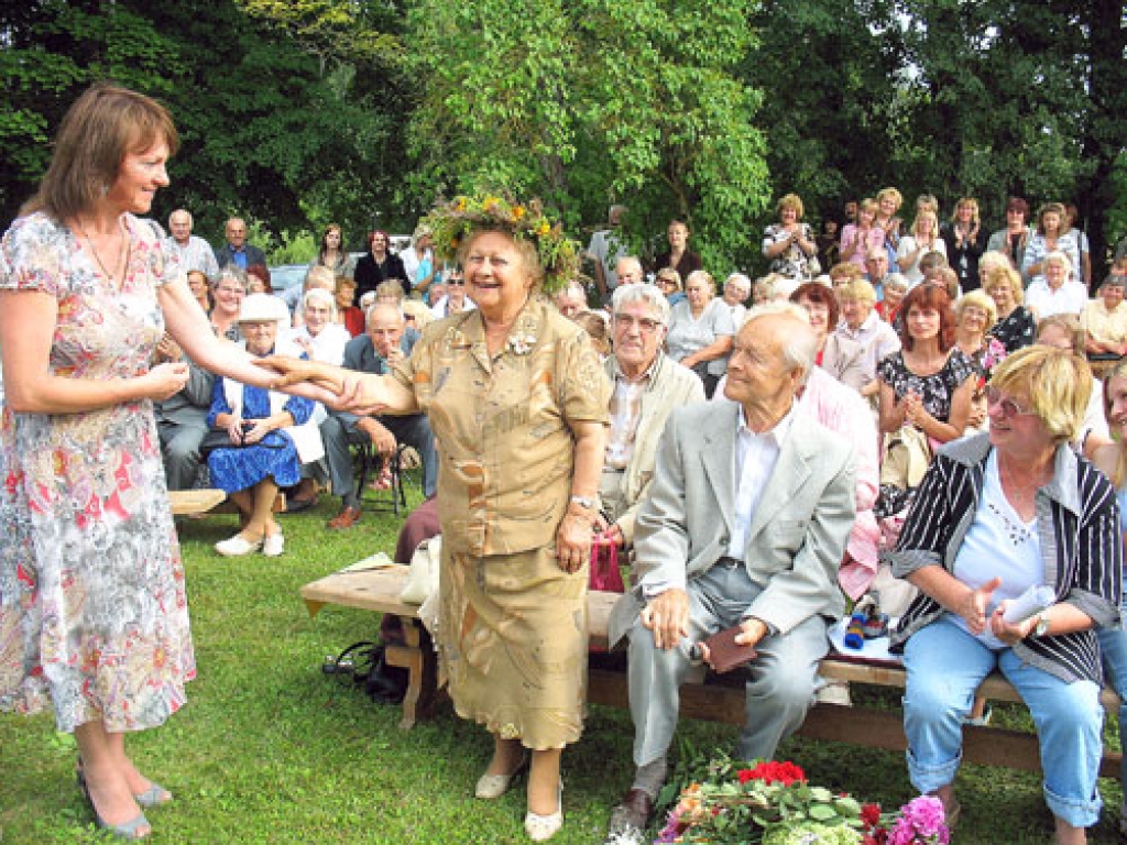 Vallē jau daudzus gadus Alfrēda Amtmaņa-Briedīša  dzimšanas dienā –  5. augustā – rīko aktierim un režisoram veltītu atceres sarīkojumu. Brāļu Amtmaņu-Briedīšu muzeja vadītāja Dace Anna Paegle (no kreisās) sveic Maigu Grīnbergu un Ēriku Brītiņu.