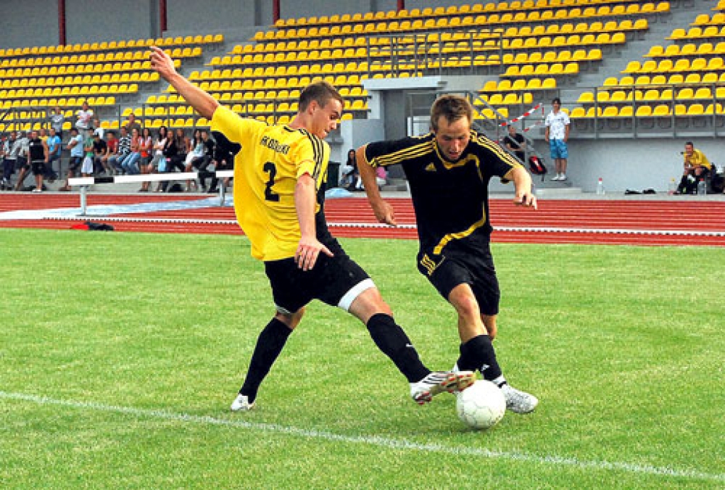 Baušķenieku uzbrucējs Artūrs Zomerovskis (melnā tērpā) ar perfektu bumbas driblu laužas uz FK «Ozolnieki» vārtiem.