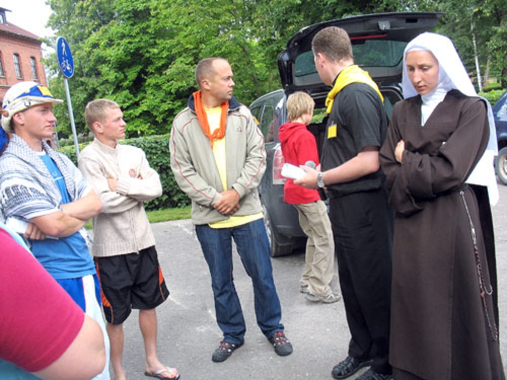 Māsa Agnese (no labās)  savulaik dzīvojusi un mācījusies Bauskā, šajā vasarā viņa arī vada svētceļniekus uz Aglonu.