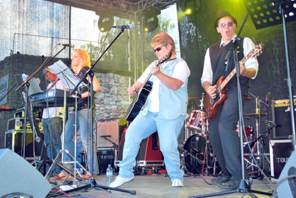 Kāzu muzikantu vidū bija arī vietējie – uz skatuves Jānis Dūmiņš (no labās), Inguna Zuika, Lāsma Guļkeviča, Juris Ārents.