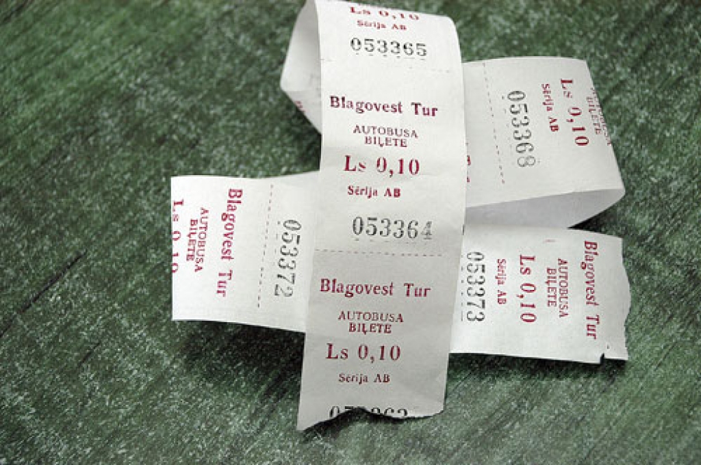 Pirms vairākiem gadiem šādas garas biļešu lentes nebija nekas neparasts. Tagad firmas «B-Bus» šādas izsniegtās biļetes pasažieriem radījušas izbrīnu un neizpratni.