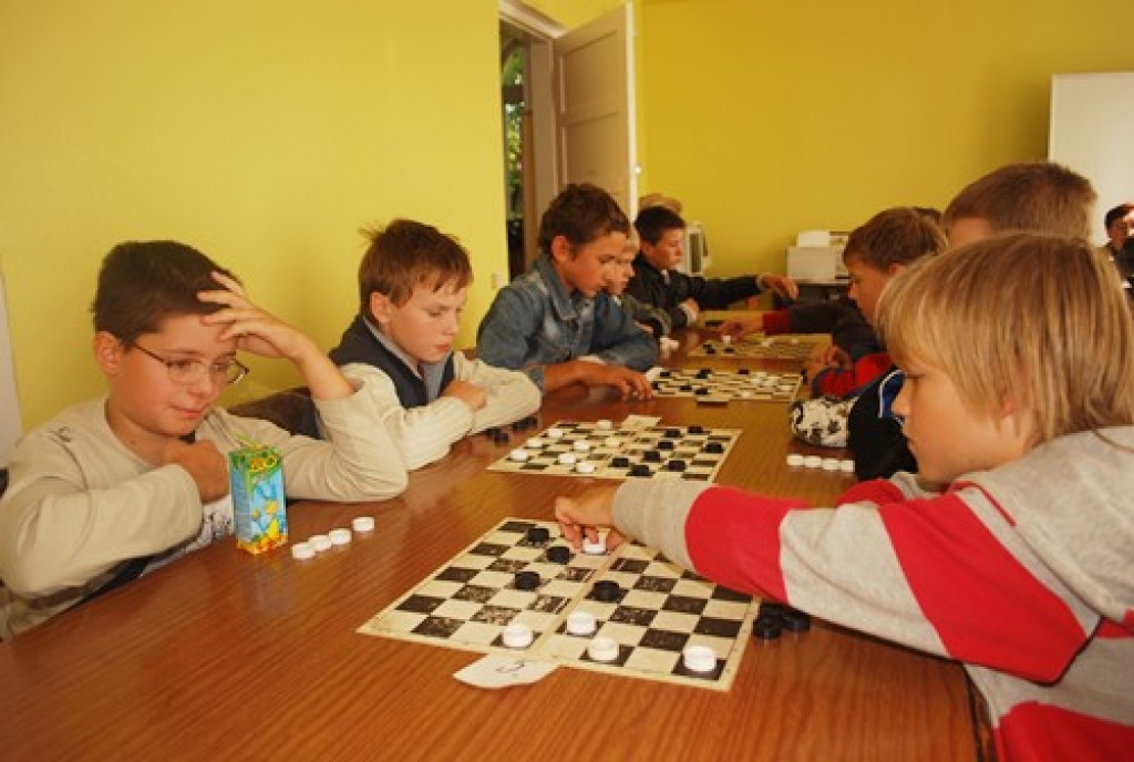 Alens Pašņikovs (no kreisās) nav sajūsmā par savu pēdējo gājienu. Klāvs Jansons-Slava steidz izmantot pretinieka kļūdu.
Autors: Uldis Varnevičs