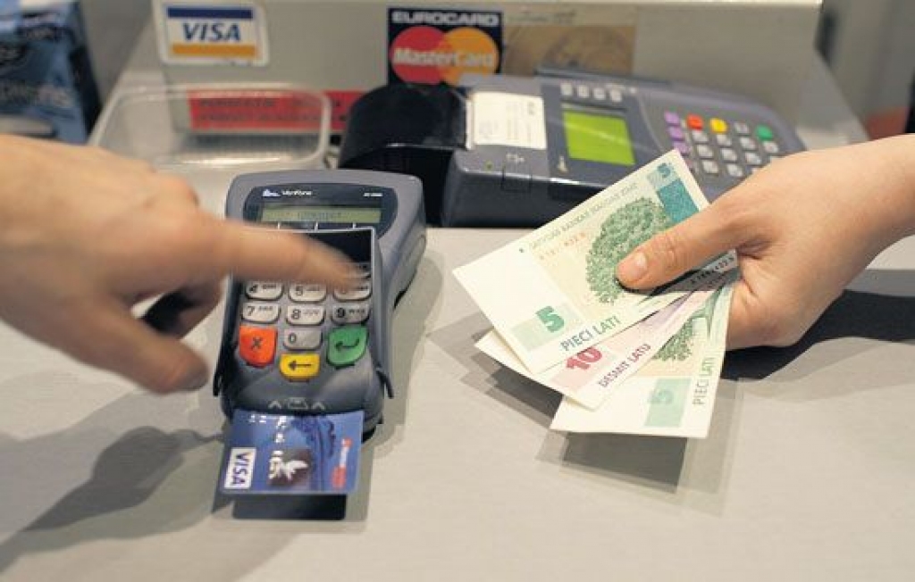 PMLP Bauskas nodaļā valsts nodevu par pasi un citiem pakalpojumiem var samaksāt ar bankas karti. Skaidru naudu tur nepieņem.
Autors: no «Bauskas Dzīves» arhīva.