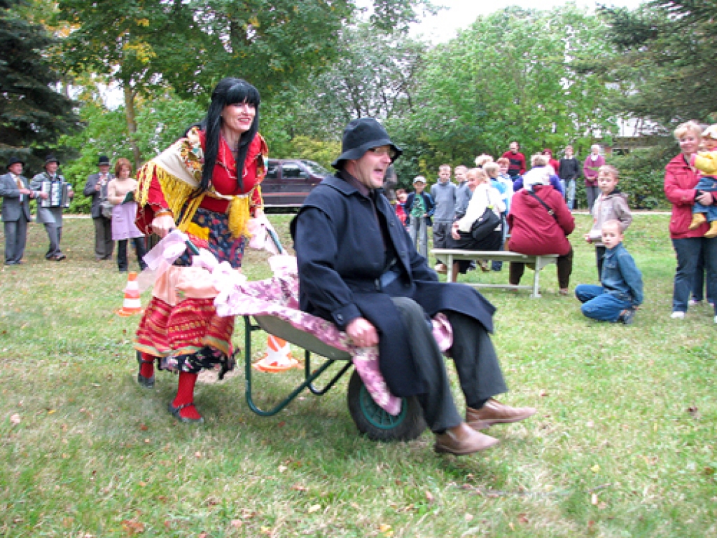 Sievu izturību pārbaudīja stafetē, kurā ar ķerru bija jāved kavalieris.
Autors: Juris Iļņickis