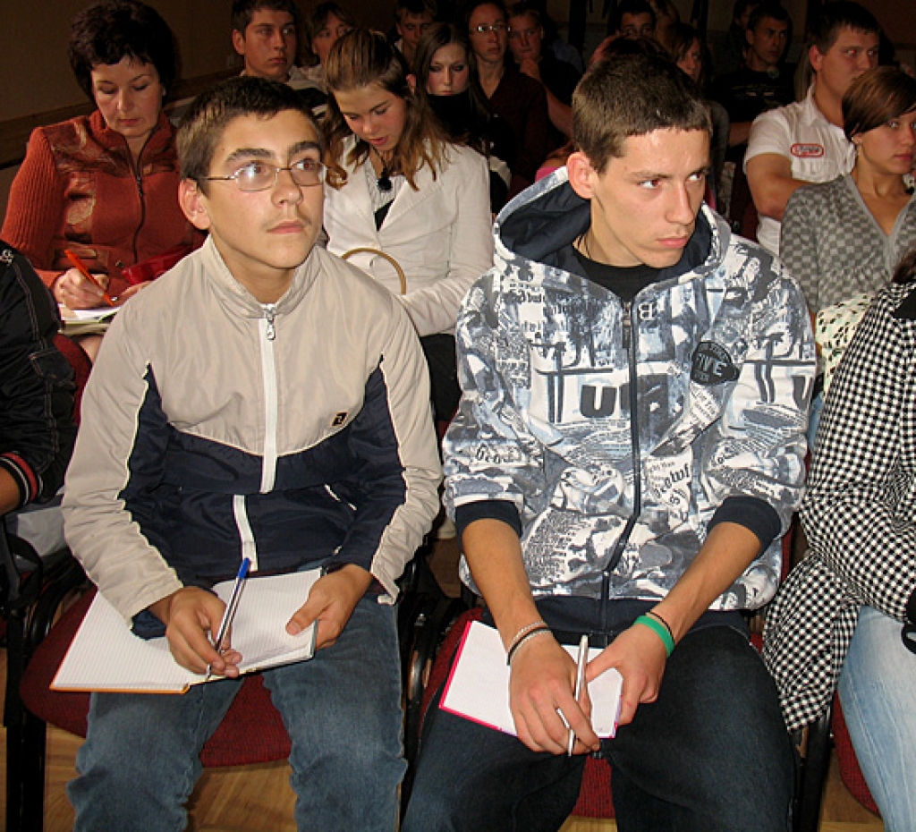 Misas vidusskolas 8. Klases audzēkņi Kenijs Karlsons (no kreisās)  un Andris Lomažs ar interesi seko R. Vējoņa stāstītajam.
Autors: Vilnis Auzāns