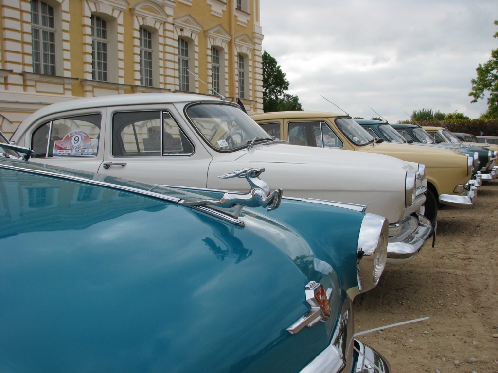 No Rīgas robežas sestdienas rītā Bauskas virzienā devās 23 ekipāžas atjaunotos un labi saglabātos, tehniski perfektos padomjlaika spēkratos. 
Autors: Juris Iļņickis