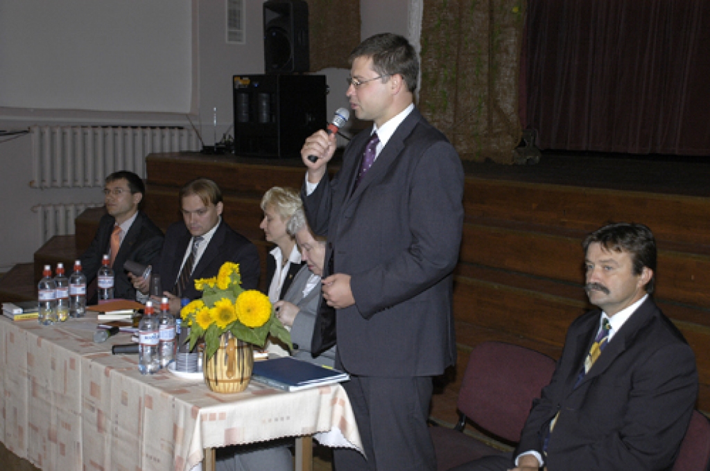 auskas pašvaldībai un iedzīvotājiem Ministru prezidents Valdis Dombrovskis (JL) apsolīja akceptēt slimnīcas saglabāšanas plānu, kuru izveidos Veselības ministrija sadarbībā ar Bauskas pašvaldību un Bauskas slimnīcas vadību.
Autors: Ivars Bogdanovs