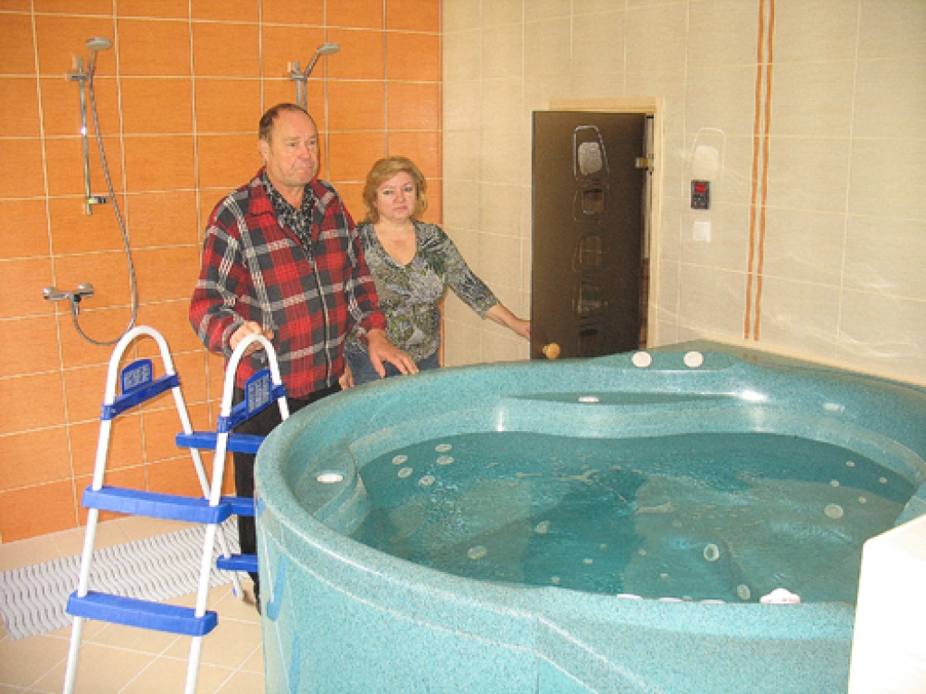 «Bauskas Dzīve» jau rakstīja, ka vērienīgs remonts Brunavas pagastmājā sākts iepriekšējā vietvaras vadītāja Aivja Kārkliņa laikā. Tam ņemta nauda no valsts piešķirtajiem novadu izveidei atvēlētajiem līdzekļiem. Līdztekus šiem 200 tūkstošiem pašvaldība valsts kasē ņēmusi aizdevumu, kopā izlietojot teju pusmiljonu. 
Autors: No «Bauskas Dzīves» arhīva.