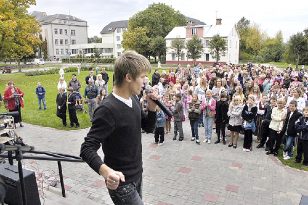 Koncertā pie Bauskas novada Domes Bauskas 1. vidusskolu 90. dzimšanas dienā sveica absolvents Jānis Bukšs. 
Autors: Ivars Bogdanovs