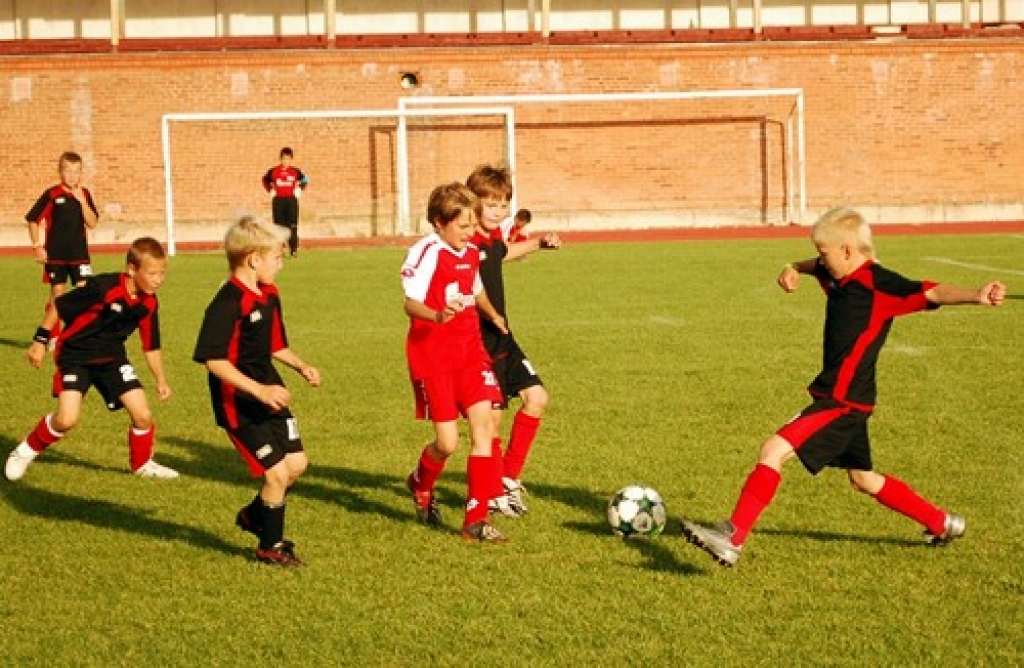 BJSS1 komandas futbolisti (melnos tērpos) veiksmīgi kontrolē bumbu laukuma vidusdaļā un ir gatavi doties uzbrukumā. 
Autors: Uldis Varnevičs