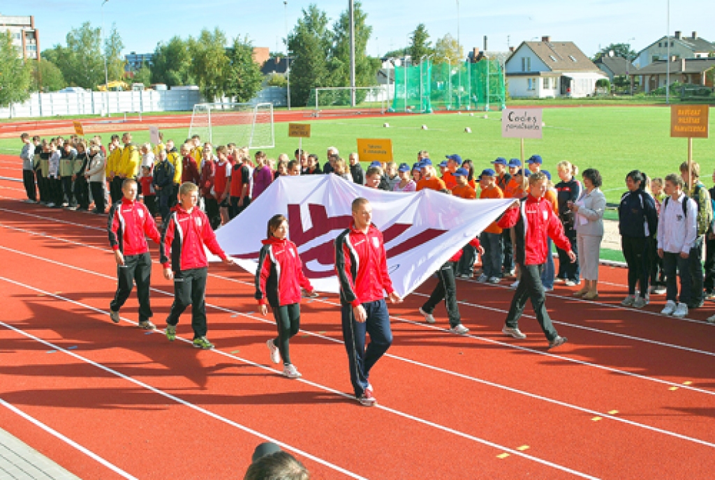 Latvijas Olimpiskās komitejas karogu Bauskas rajona sporta bāzes stadiona atklāšanas svētkos ienes novada izlases dalībnieki.
Autors: Uldis Varnevičs