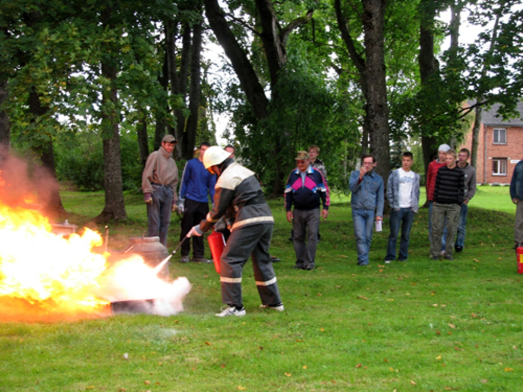 Stafetes skrējienā Bauskas komanda ir nonākusi līdz pēdējam posma – uguns dzēšanai. 
Autors: Juris Iļņickis