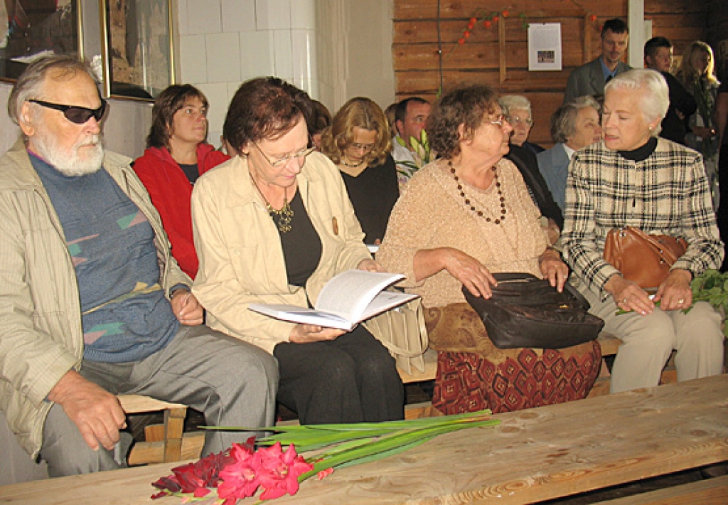 Grāmatas atklāšanas svētkos Vallē bija ieradušies literāti Vladimirs Kaijaks (no kreisās), Māra Svīre, Lūcija Ķuzāne, arī Latvijas pirmā ārlietu ministra Zigfrīda Annas Meierovica vedekla Ingrīda Meierovica. 
Autors: Vilnis Auzāns