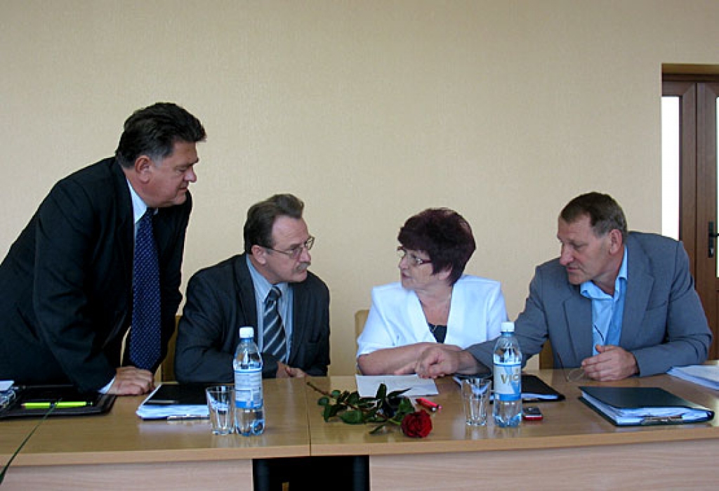 Priekšlikumu par atalgojuma reformu novada iestādēs un kapitālsabiedrībās apspriež deputāti Andris Āboliņš (no labās), Vera Purmale, Uldis Kolužs un Jānis Rumba.
Autors: Vilnis Auzāns