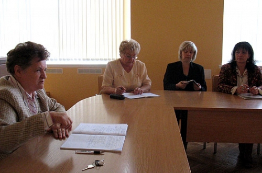 Bauskas novada Domes priekšsēdētāja vietniece sociālajos jautājumos Ārija Gaile (no kreisās) uz tikšanos bija aicinājusi novada kultūras darba organizatorus. Viņu uzklausa Bauskas pilsētas Tautas nama vadītāja pienākumu izpildītāja Nora Trasūne (otrā no kreisās), kā arī Rasma Maldute no Vecsaules un Aiga Baltalksne no Īslīces. 
Autors: Vilnis Auzāns