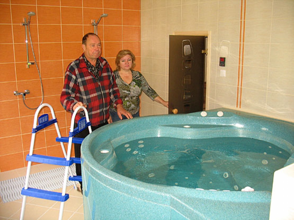 Īpašie tehnoloģiskie procesi paredz, ka hidromasāžas vanna regulāri jāiedarbina. Šoreiz to vēro Brunavas pagasta pārvaldes grāmatvede Lāsma Andruševica un pārvaldes darbinieks Dainis Konrāds.
Autors: Vilnis Auzāns